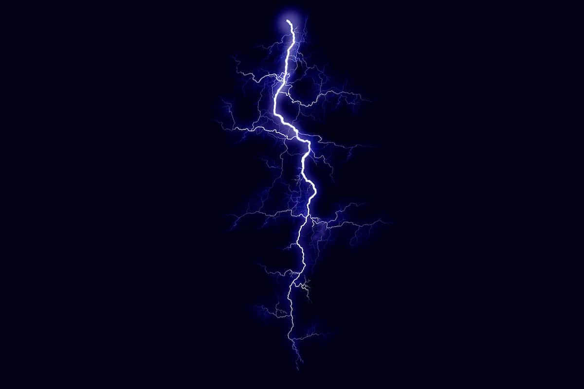人間に雷が直撃するとどうなるのか？驚くべき事実と科学的根拠の解明